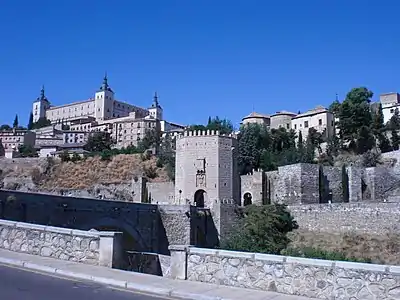 Ponto de Alkantaro kaj fone la Alkazaro de Toledo