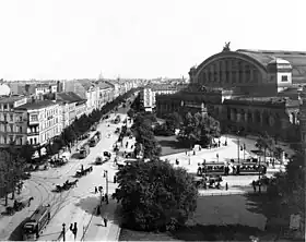 Anhalter Bahnhof kun la placo Askanischer Platz, proksimume 1910