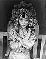 Portreto de Anna May Wong fare de Carl Van Vechten, vestita por teatra adaptaĵo de la opero Turandot de Carlo Gozzi ĉe Westport Country Playhouse, 1937.