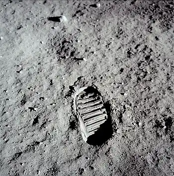 Paŝspuro de astronaŭto Buzz Aldrin sur la surfaco de la Luno.