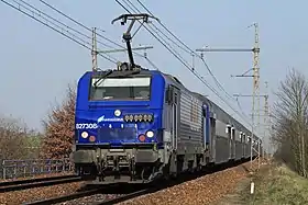 Lokomotivo "BB 27300" kun veturilo "VB 2N", inter Coignières kaj Les Essarts-le-Roi en marto 2011