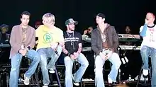 en decembro 2005; de maldekstre dekstren Howie Dorough, Nick Carter, AJ McLean, Kevin Richardson kaj Brian Littrell