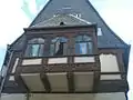 Balkono en Goslar kun ĉizita ligna ornamaro