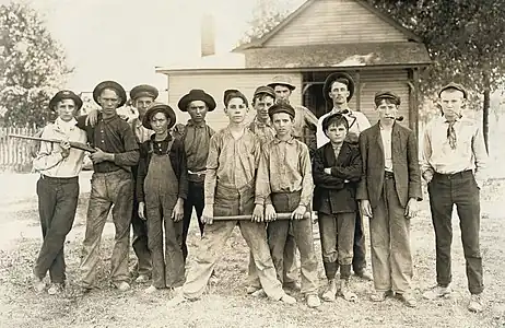 Teamo de basbalo komponita ĉefe de infanlaboristoj el vitrofara fabriko. Indianao (1908)