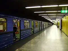 Malnova vagono en la metrostacio