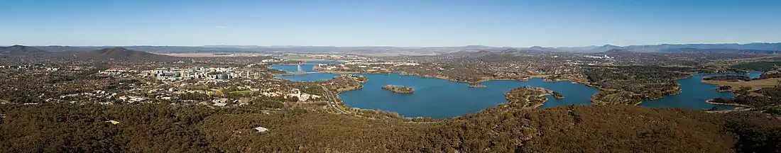 Panoramo de Kanbero kaj lago Burley Griffin