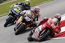 Loris Capirossi antaŭ Nicky Hayden kaj Valentino Rossi en la Motorcycle Grand Prix de Malajzio 2005