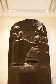 Vosto de Hammurabi, kun la teksto de la fama Kodo en skribo cuneiforme.