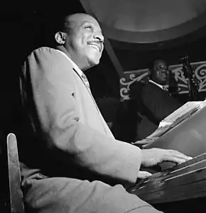 Count Basie dum prezentado en en la novjorka ĵazklubejo Aquarium, proks. 1947.