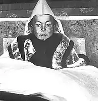 La 14-a Dalai Lama dum sia surtroniga ceremonio la 22-an de Februaro de 1940 en Lasao, Tibeto.