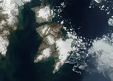 Satelita bildo de Edgeøya kun Barentsøya supre je la rando