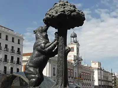 Statuo de la madrida simbolo (urso kaj arbuto) en la Puerta del Sol.