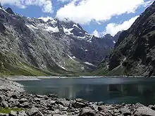 Lago Marian en Nacia Parko Fjordlando ĉe la Homera Tunelo ĉe la ŝoseo al Milford Sound.