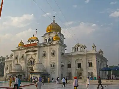 Gurdvaro Bangla Sahib estas unu el la plej elstaraj sikaj gurdvaroj en Delhio, Barato, kaj estas konata pro sia asocio kun la oka sika guruo, Guruo Har Kriŝan, kaj ankaŭ pro la baseno ene de ĝia komplekso, konata kiel «Sarovar».