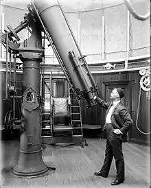 George Henry Peters apud la teleskopo de 12 coloj, Mararmea Observatorio de Usono, ĉ 1920.