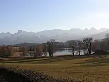 Lago de Gerzensee kun Stockhorn