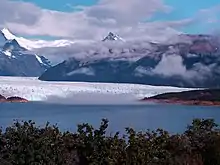 La lago kun glaĉero Perito Moreno