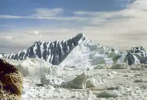 Glacimonto sur sia vojo tra la Glacifjordo Ilulissat.