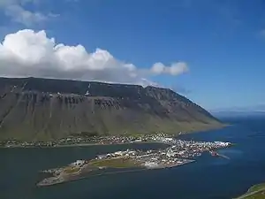 La urbo Ísafjörður en Ísafjarðardjúp