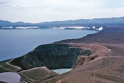 la lagoj Öskjuvatn (maldekstre) kaj Víti (proksime)