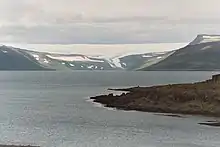 Drangajökull, rigardo trans la fjordo Ísafjarðardjúp al la glaĉero malantaŭ Kaldalón