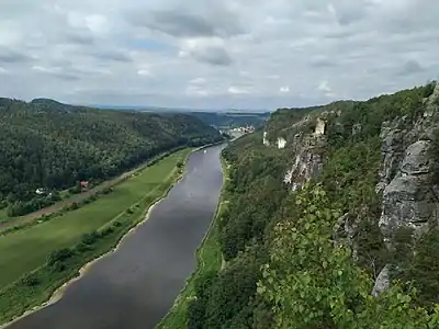 rigardo de Bastei al la rivero Elbo