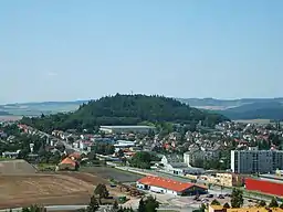 Klatovská hůrka (498 m) estas dominaĵo de okcidenta parto de la urbo. Granda bargigita areo en antaŭaĵo de la foto estas spaco de detruita uzino Škoda, sur kiu jam hodiaŭ situas aĉetcentrejo.