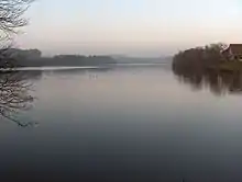 Lago de Bret, vidata de ĝia suda bordo