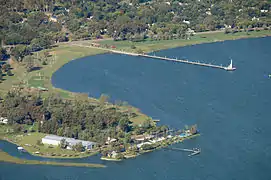 Vido de la marbordoj de la urbo Junín apudaj al la laguno de Gómez en la kerno de la Pampo argentina.