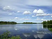 Lago Evijärvi fotita de la ponto Salmiaho.