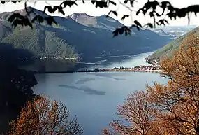 Melide kun la digo trans la Lago de Lugano