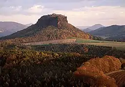 La monto Lilienstein (lilia ŝtono) en lasta taga sunlumo