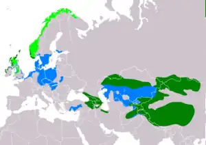 Arealoj: helverde: somera reproduktejo; malhelverde: tutjare; blue: vintro