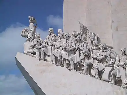 La "Monumento al la Malkovroj" en Lisbono, Portugalio, rememoras la famajn portugalajn esploristojn.