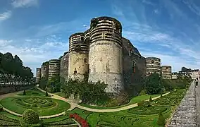  Kastelo de Angers, Maine-et-Loire, Luarlandoj, Francio. La pordego de la kampoj sudflanke malfone, estis la ĉefa enirejo de la origina fortreso.