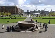 La Lustgarten kun la granita pelvo, maldekstre la Palast der Republik, dekstre la konstruaĵo de la ŝtata konsilio (Staatsrat) de GDR