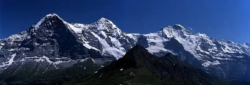 Vido el Männlichen de Eiger, Mönch and Jungfrau (maldekstre al dekstro)