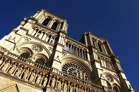 La turoj de Notre Dame de Parizo estis la scenejo de la aventuroj de la rolulo de Quasimodo en la samnoma romano de Victor Hugo.