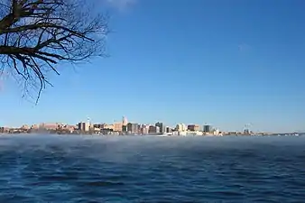 Panoramo de Madison vidita de la bordo de Lago Monona