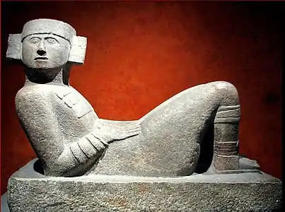 Ĉakmool (Chichén Itzá, urbo de majaoj fondita en la 6-a jarcento). La civilizacioj mezamerikaj disvolvigis apartan kulturon ligitan al la ceremonia milito inter rivalaj urboŝtatoj, kio inkludis la homoferon de la prizonuloj por garantii la kosmologian ordon, krom antropofagion de ankoraŭ studita konsiderado.