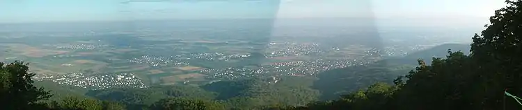 Panoramo de la pinto de monto Melibokus, montrante de maldekstro al dekstro la komunumojn Zwingenberg, Alsbach,Bickenbach kaj Seeheim-Jugenheim. Centre videblas kastelo Alsbach.