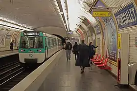 Stacio Montgallet sur linio 8 de la Metroo de Parizo