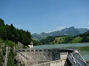 Lago de Montsalvens, Crésuz videblas meze de la bildo malantaŭe