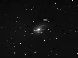 6223 Dahl antaŭ la galaksio NGC 772