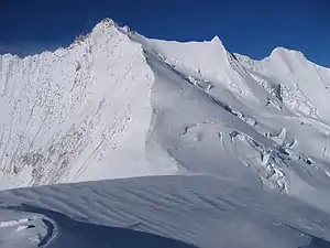 Nadelhorn (4.327 m) vidita el Ulrichshorn.