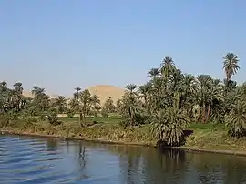 Vido de Nilo el ŝipo, inter Luksor kaj Asuano en Egipto