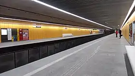 Perono kaj ŝtuparejo en la metrostacio Pöttyös utca