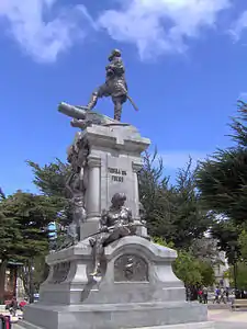 Statuo de Fernando de Magelano en Punta Arenas (Ĉilio).