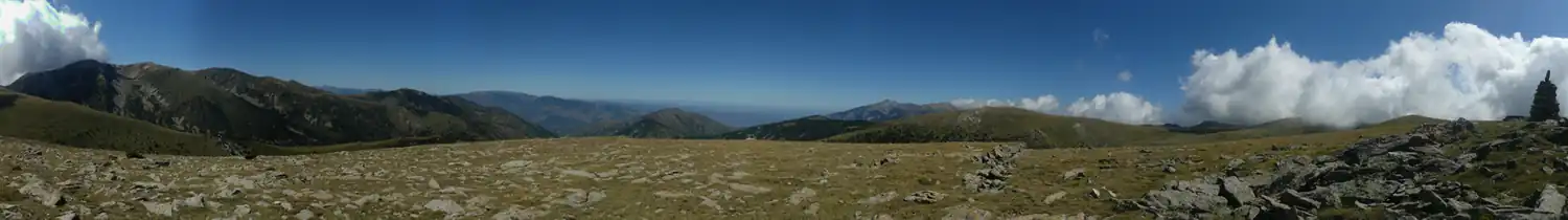 Panoramo de la montaro super Mantet. Ĉirkaŭrigardo el Rocs Blancs