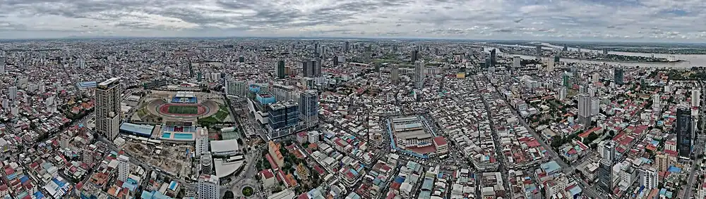 Panorama vido de la urbocentro je aŭgusto 2022